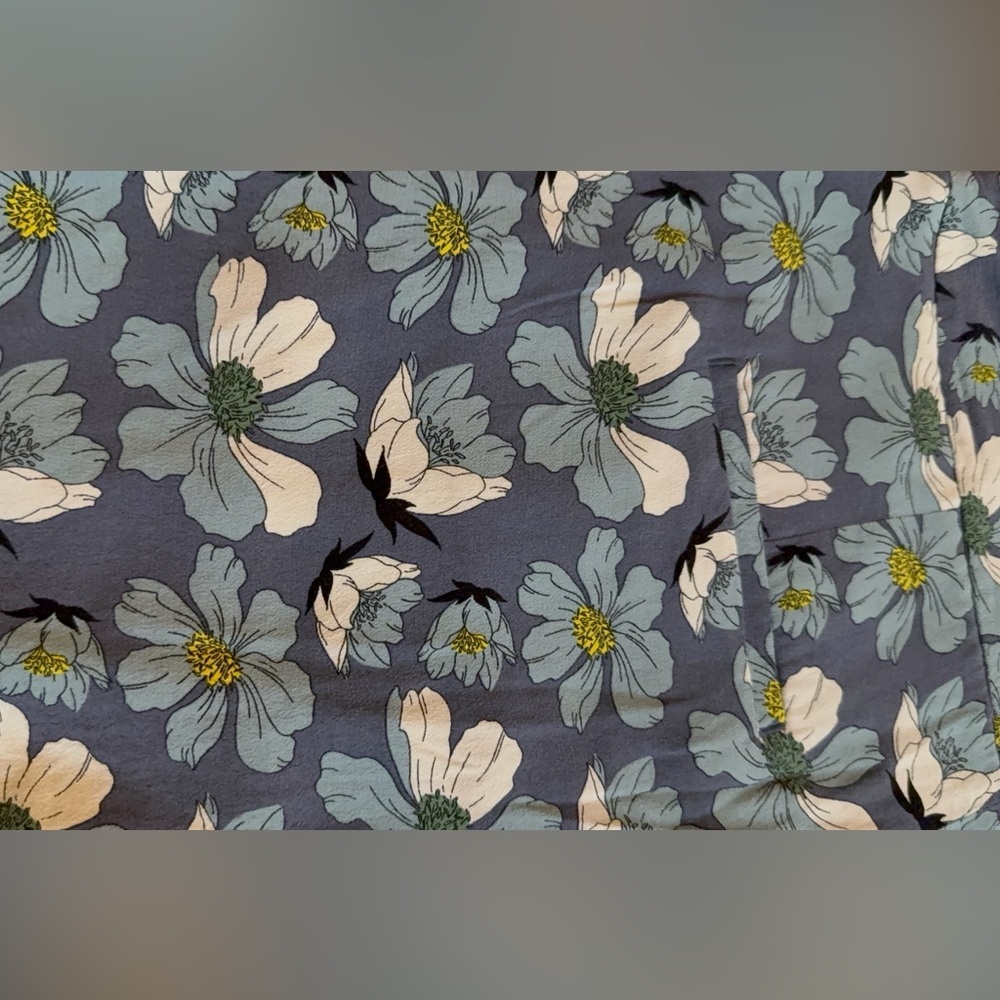 LOFT  Blue Floral Pleated Soft Shorts Size 6 - Picture 3 of 15